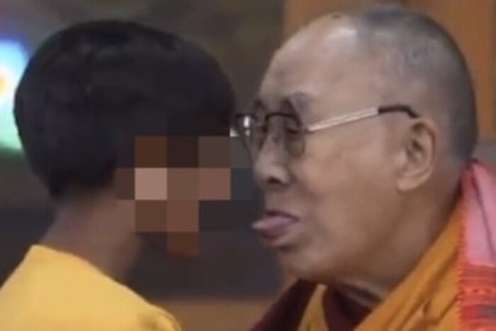 Далай-лама потрапив у непристойний скандал із хлопчиком (відео)