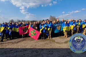 Повернення українських захисників з полону: СБУ показала щемливе відео