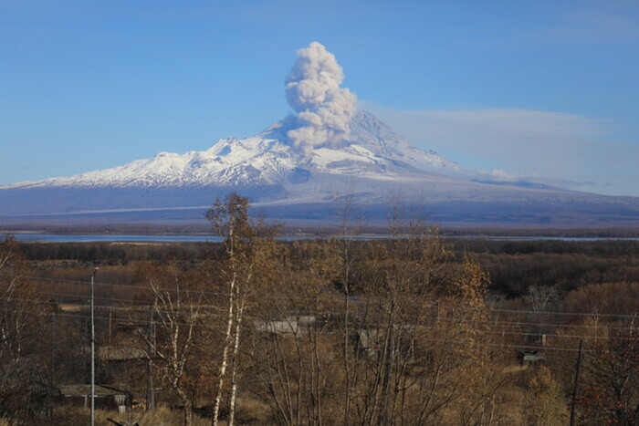 Извержение вулкана в России: яркое видео