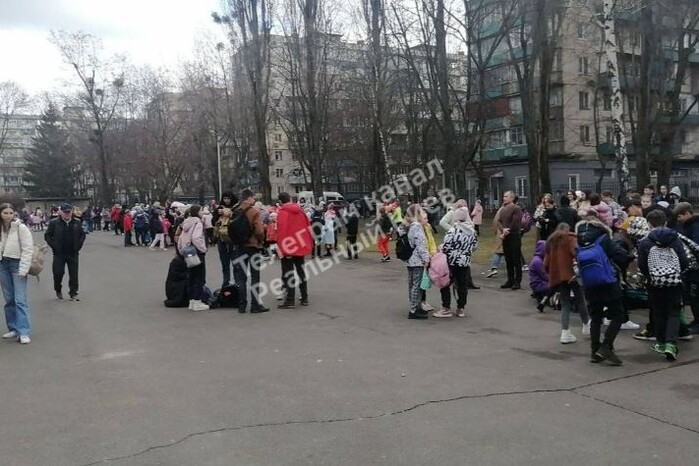 У Києві через повідомлення про замінування зі школи евакуйовано дітей (відео) 