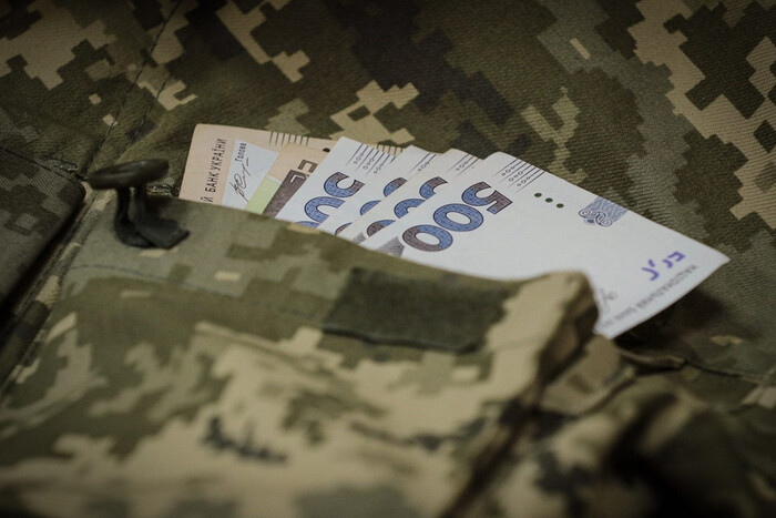 Экономист призвал отменить доплаты военным: в сети разразился скандал
