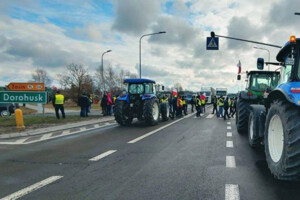 Польські фермери погрожують заблокувати пункт пропуску через кордон. Вони вимагають більше не ввозити українське зерно у Польщу 