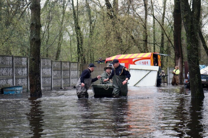 Непогода в Украине: на Черкасщине эвакуация, Кременчугская ГЭС готовится к воде из Беларуси (фото)