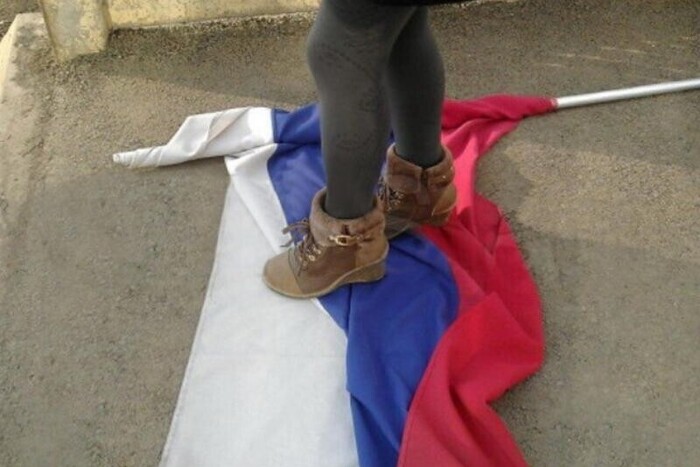 Окупанти влаштували судилище над 16-річною дівчиною, яка розтоптала прапор РФ