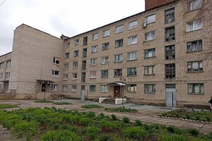 Окупанти вдарили по лікарні на Харківщині, поранено жінку (фото)