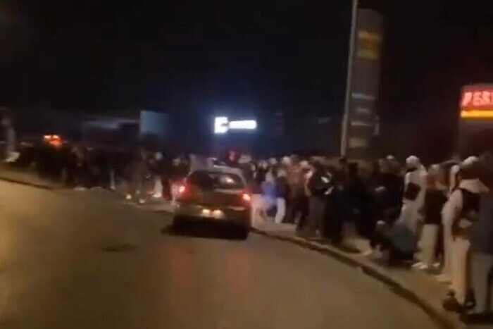 Во Франции автомобиль на бешеной скорости врезался в толпу людей (видео)