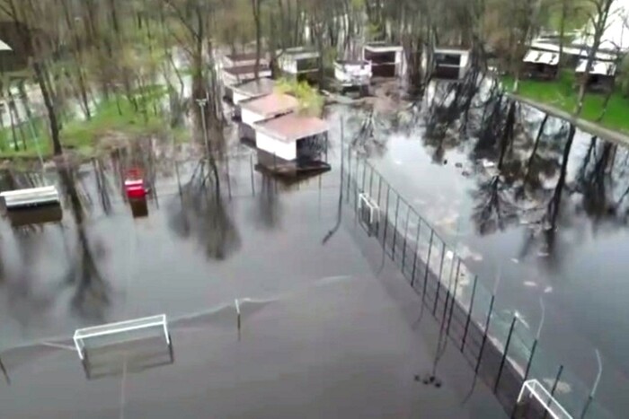 Столичний парк «Муромець» перетворився на озеро: відео з дрона