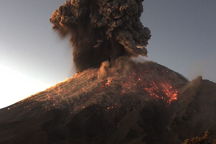 Дым поднялся почти на 7 км: в Мексике проснулся один из самых опасных вулканов