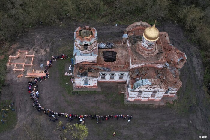 Фото дня. Жители села на Черниговщине пришли посвятить паски в разрушенную церковь