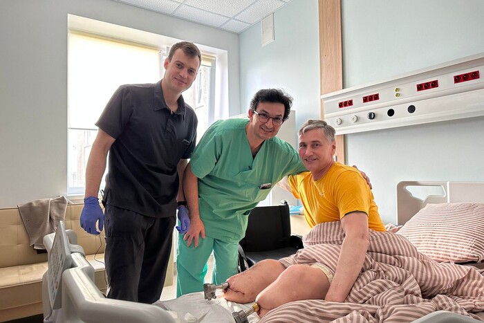 Лікарі врятували військового: в Україні вперше імплантували протез прямо в кістку