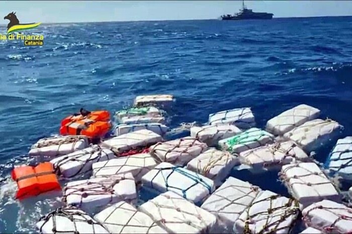 Біля берегів Італії виловили 2 тонни кокаїну вартістю €400 млн