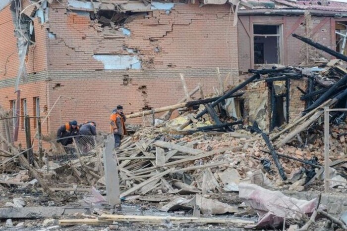 Снаряд влучив у будинок із людьми: росіяни завдали авіаудару по Луганщині, є загиблі