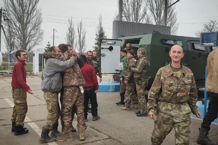 Зеленський показав відео зі звільненими українськими полоненими