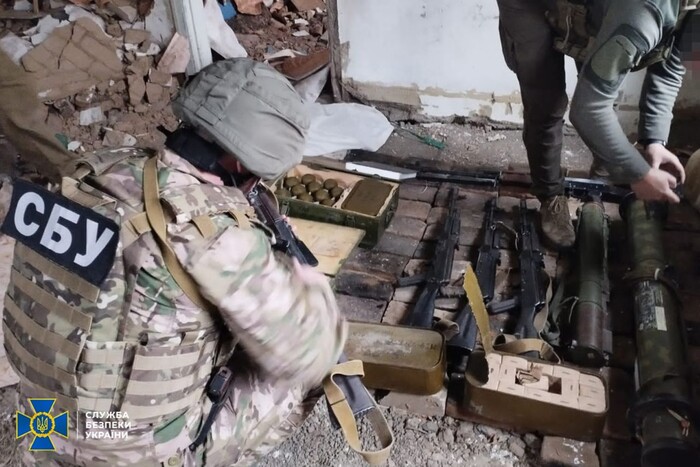 СБУ викрила схрон з озброєнням ворога у прифронтових районах Луганщини (фото)