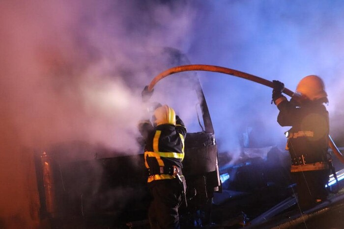 На Київщині сталася масштабна пожежа за участі вантажівок, є загиблі (фото)