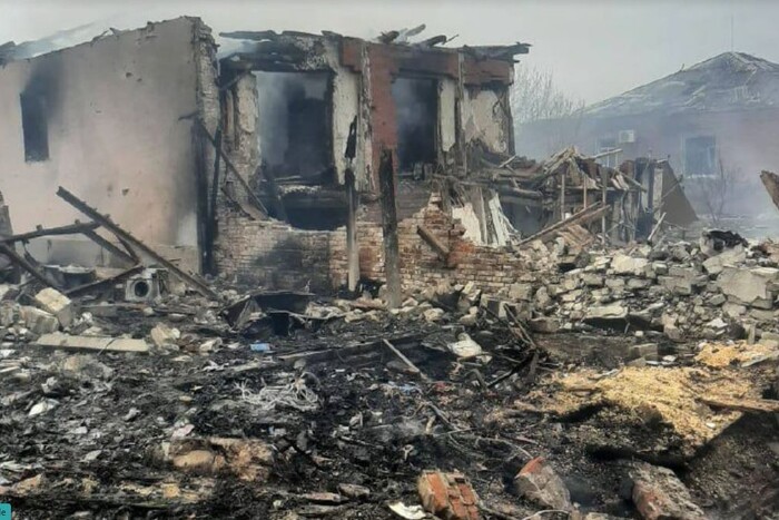 Авіаудар по Вовчанську: рятувальники дістають з-під завалів тіла жертв (фото)