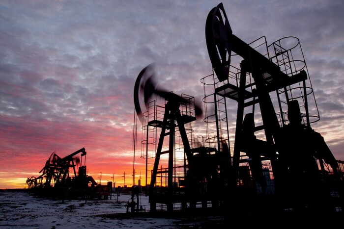 Дві країни купують російську нафту дорожче за встановлений ліміт – Reuters