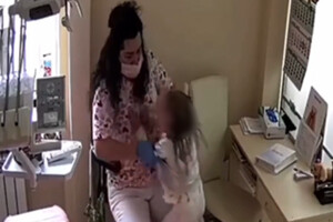 Стоматологиню, яка лупцювала дітей, звільнено від кримінальної відповідальності