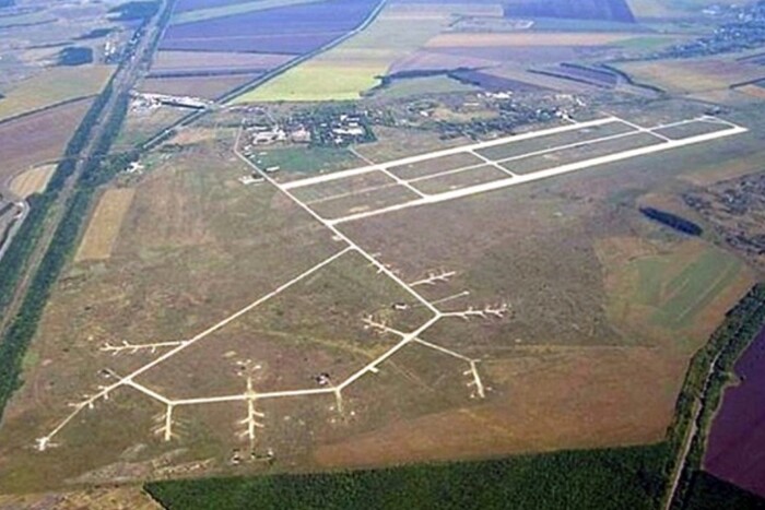Обстріл аеродрому «Канатове» спровокували українські військові: деталі справи 