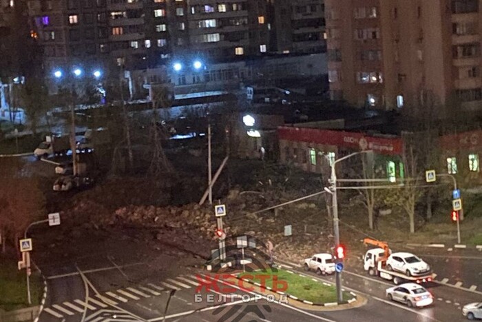 У російському Бєлгороді через вибух утворилася величезна воронка (фото, відео)
