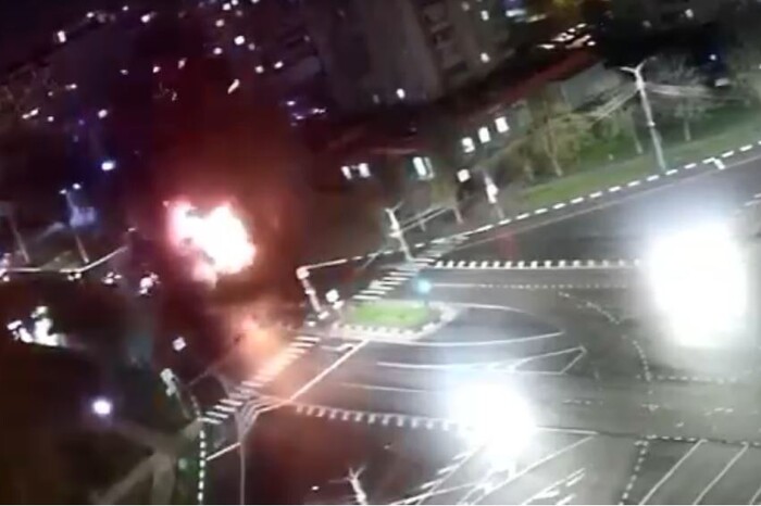 Бомба прорізала асфальт і вибухнула: повне відео удару по Бєлгороду