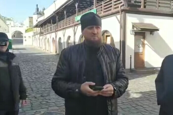 Журналисты выяснили личность гражданина РФ, что устраивал провокации в Лавре (фото)