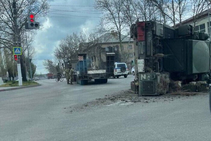 Не вписалась в поворот: в центре Мелитополя перевернулось российское ПВО