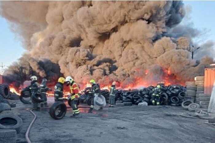 Дим і страшний сморід: під Москвою масштабна пожежа (фото, відео)