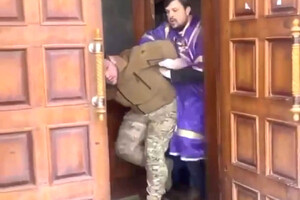 Патрульні склали адмінпротокол щодо військового Артура Ананьєва за статею «Дрібне хуліганство». Однак цей документ не направлятимуть до суду