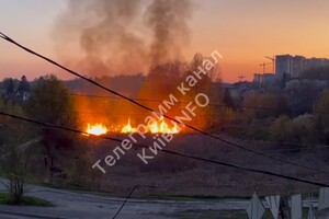 Масштабна пожежа у Києві, вулицю огорнув чорний дим (оновлено)