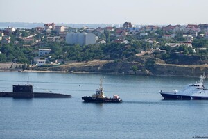 За повідомленням російської сторони, один надводний дрон знищили сили протипідводно-диверсійного забезпечення РФ, а другий вибухнув сам