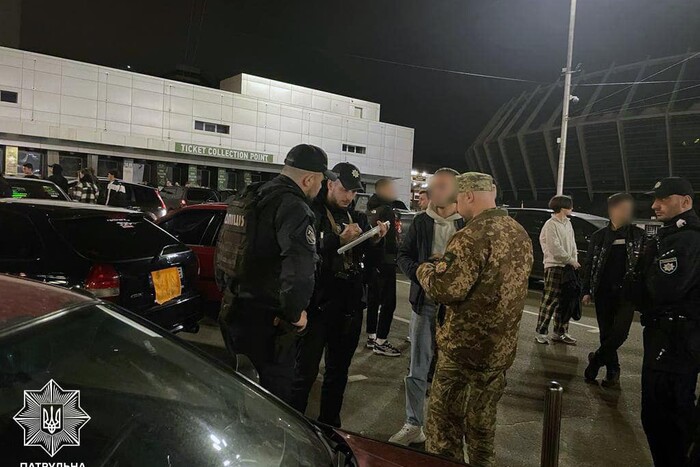 У Києві військкоми вручили повістки любителям гучного дрифту