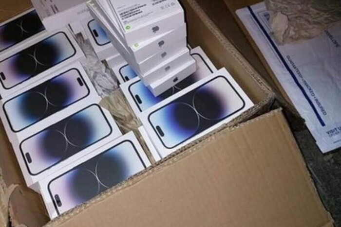 Упіймали на гарячому: львівські митники «прикривали» контрабанду техніки Apple (фото)
