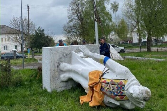 Декомунізація триває: на заході України знесено ще дві радянські пам'ятки (фото)