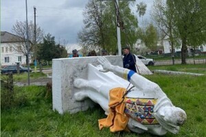 Декомунізація триває: на заході України знесено ще дві радянські пам'ятки (фото)