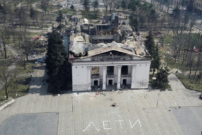 Напис «Діти» перед зруйнованим драмтеатром у Маріуполі: Google довів злочин росіян (фото)