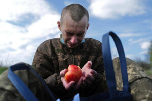 Освобожденные из плена военные радуются яблоку: трогательные фото и видео