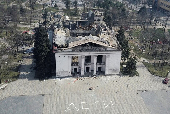Надпись «Дети» перед разрушенным драмтеатром в Мариуполе: Google доказал преступление россиян (фото)