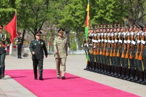 Командувач армії Пакистану генерал Сайєд Асім Мунір (праворуч) приймає почесну варту під час цього чотириденного візиту до Китаю