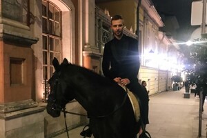 Макс Барських здивував киян появою на коні в центрі міста