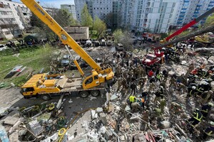 Рятувальники ліквідовують наслідки ракетної атаки в Умані