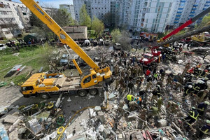 Спасатели ликвидируют последствия ракетной атаки в Умани