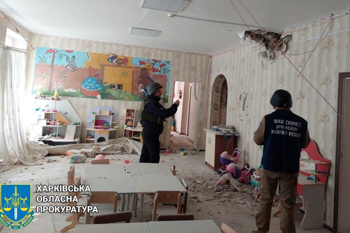 Загарбники обстріляли дитячий садок у Вовчанську (фото)