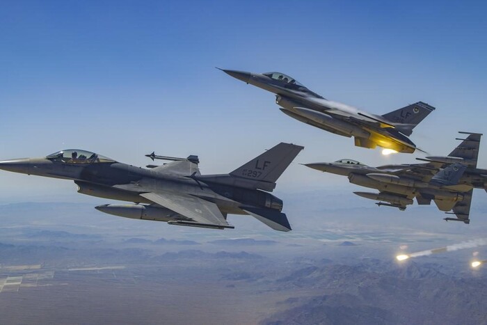 У США тиснуть на Байдена в питанні передачі Україні F-16, – ЗМІ