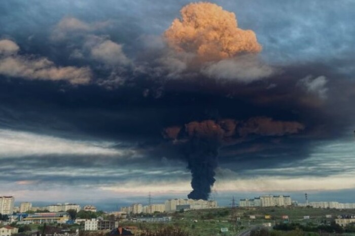 У Севастополі палає нафтобаза: безпілотник поцілив у резервуар (відео)