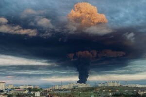 Над Севастополем піднявся страшний чорний стовп диму