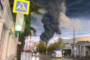 Стовп чорного диму підіймається над нафтобазою у Севастополі