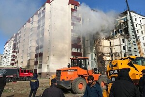 Пожар в разрушенном доме раздул ветер