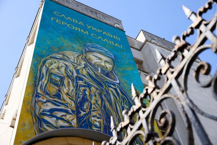 У центрі Києва з’явився мурал, присвячений страченому росіянами військовому (фото)