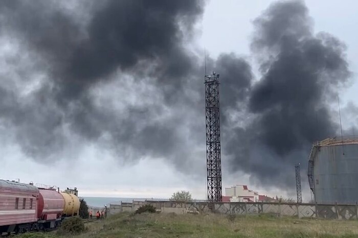 «Бавовна» у Криму: окупанти пригнали пожежний потяг до нафтобази (відео)